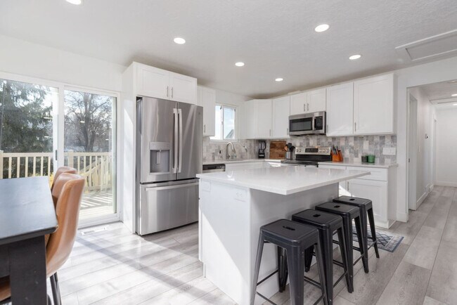 Building Photo - 2744 Newcastle Dr