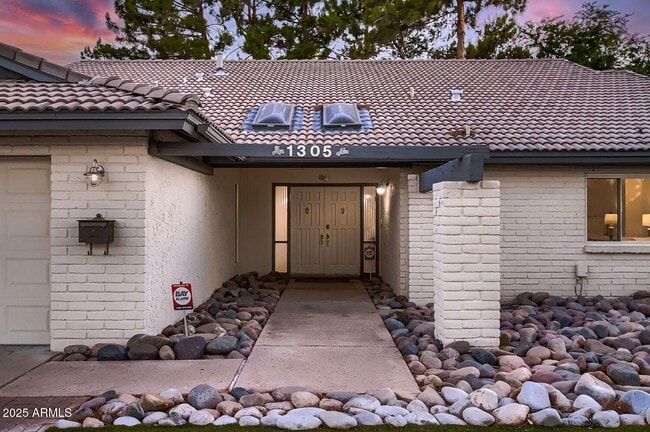 Building Photo - 1305 E Steamboat Bend Dr