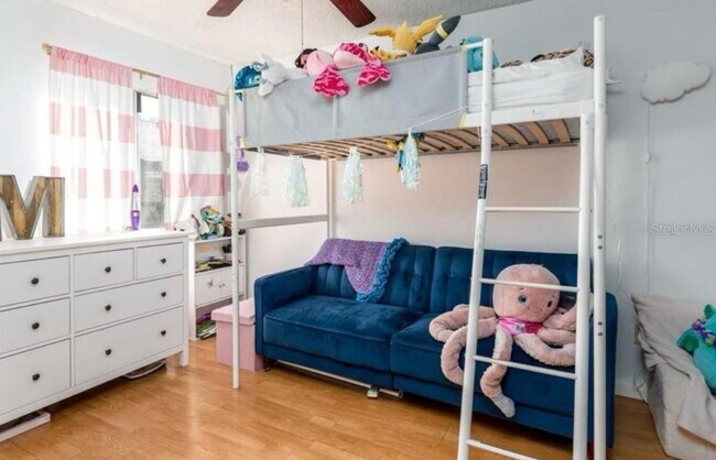 Building Photo - "Charming 2-Bed Townhouse with Modern Comforts in Orlando's Heart"