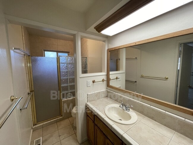 Building Photo - 930 St Clair Dr