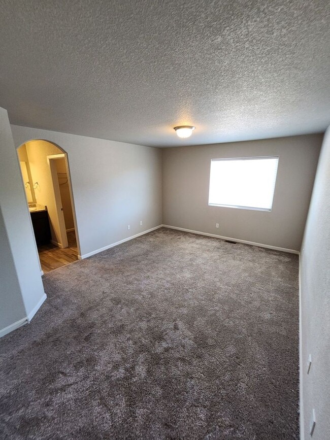 Building Photo - Beautiful Townhome