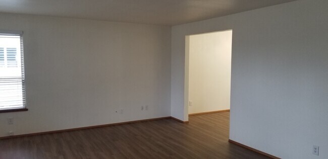 Entrance to formal dining room - 10615 Hillsboro Dr NW