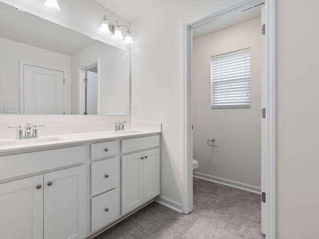 Building Photo - Like New Townhome in North Charlotte.