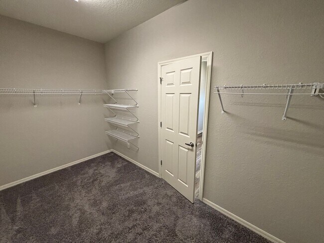 Building Photo - 4 bedroom / 3 bath in great neighborhood - WON'T LAST!