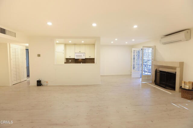 Building Photo - 1127 E Del Mar Blvd