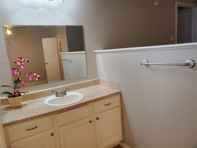 Building Photo - 5305 Woodville Ln