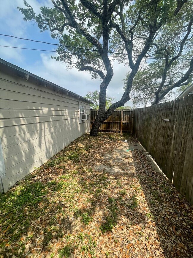 Building Photo - 902 W Lakeside Dr