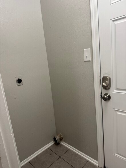 Building Photo - 708 24th St