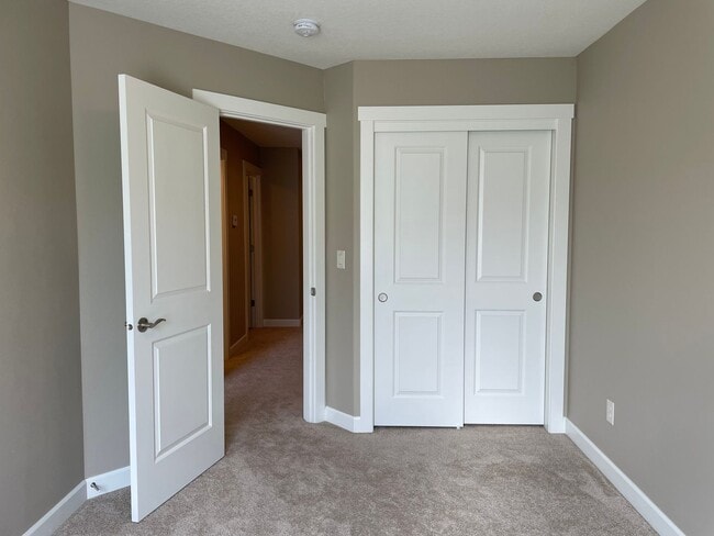 Building Photo - LUXURY 4 Bed Camas Townhome! Gated Communi...