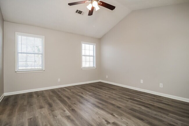 Building Photo - 221 Greenleaf Dr