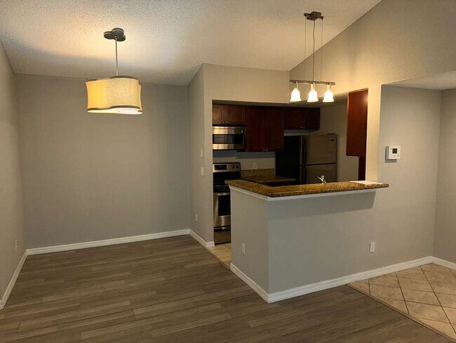 Building Photo - Cozy 2/2 2nd Floor Condo by Millenia Mall! Available Now!