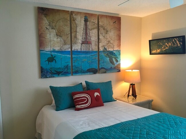 Building Photo - 6 to 8 Month Rental! Furnished 2 bed 2 bat...