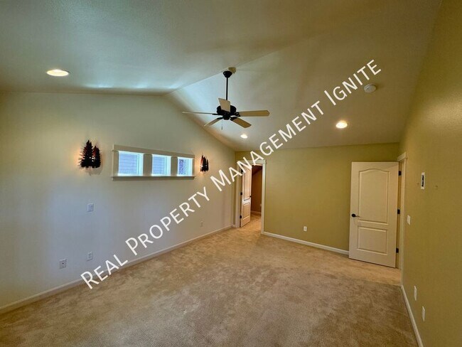 Building Photo - Immaculate Westside Home in the Pine Trees