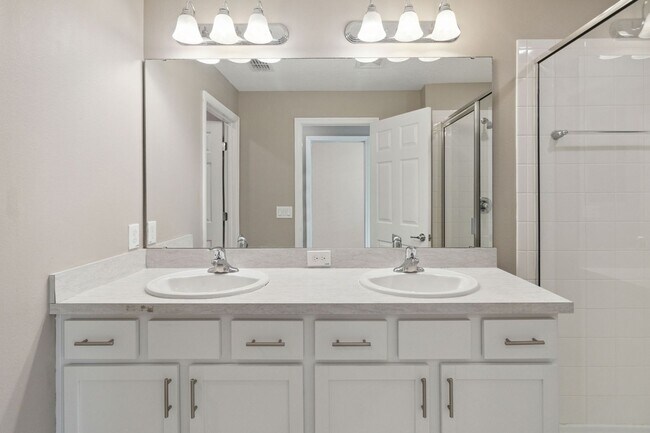 Building Photo - Like New 4/3 Townhome in Gated Community W/ Community Pool