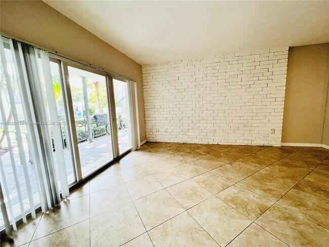 Building Photo - 946 Bay Dr