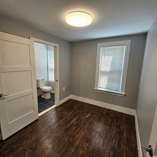 Building Photo - Duplex - 2 Bedroom, 2 Full Bathrooms and a...