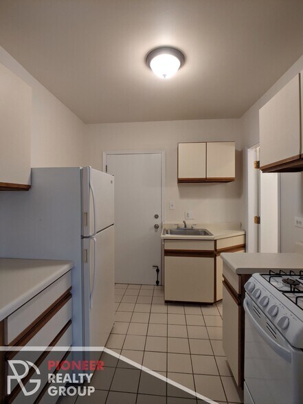 Building Photo - 813 W Cornelia Ave