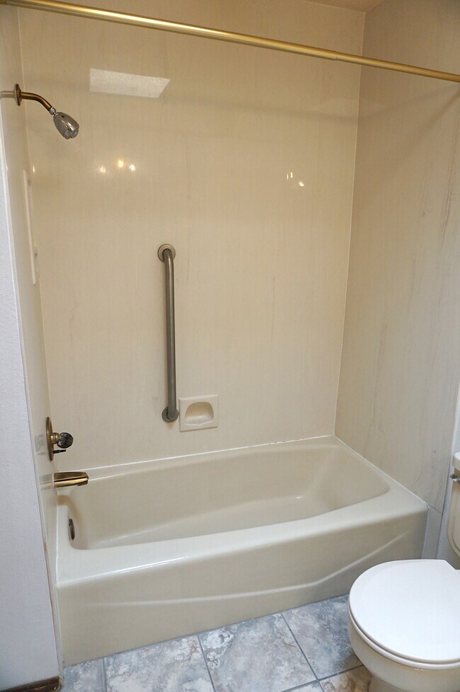 Building Photo - Move In Ready Near UNM and Nob Hill!! This won't last long!