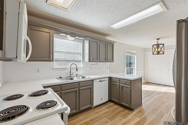 Building Photo - 3325 Myrtle Grove Dr