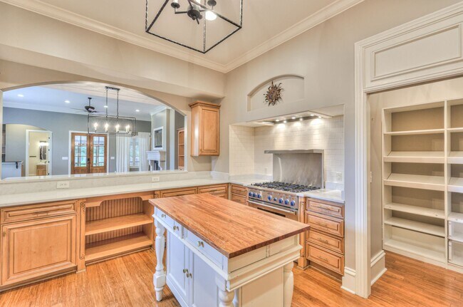 Building Photo - Stunning Executive Townhome in the Heart o...