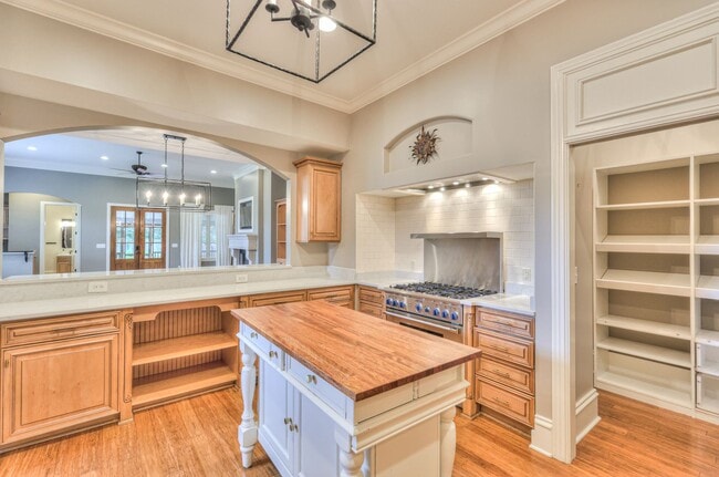 Building Photo - Stunning Executive Townhome in the Heart of Green Hills
