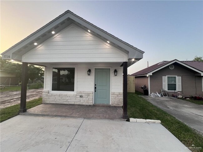Building Photo - 19 La Paloma Ave