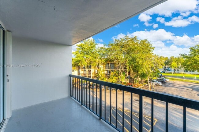 Building Photo - 10825 SW 112th Ave