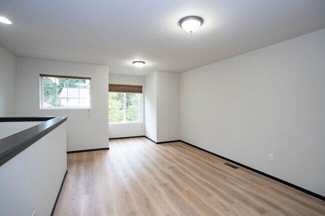 Building Photo - Charming 3BR/2.5BA in Desirable Gig Harbor...