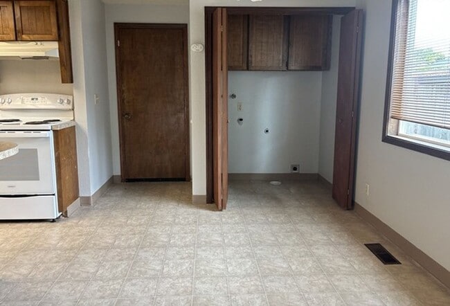 Building Photo - 3Bd/2Ba Single Story Home - Available to View!