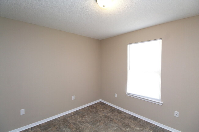 Building Photo - Updated 3BR/1BA Home with Fenced Yard in C...