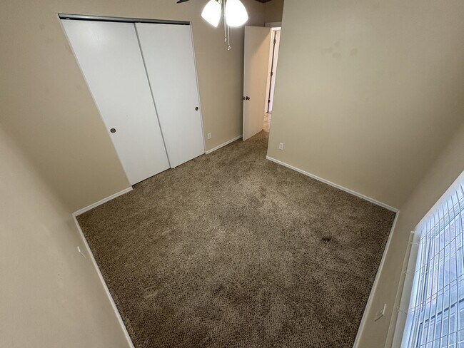 Building Photo - Move in ready east side rental