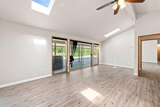 Building Photo - 39601 Santiam Bluffs Rd NE