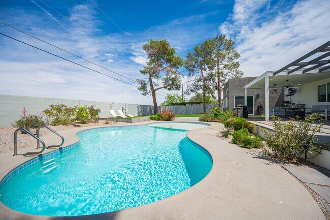 Building Photo - European-inspired Mid-Century Henderson Home!