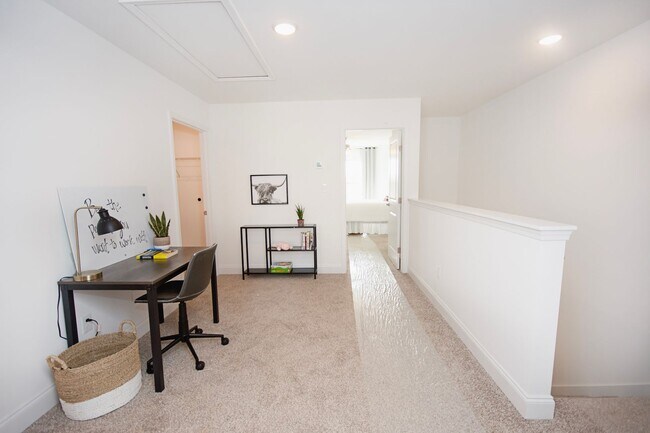 Building Photo - Modern Townhome **Now Offering Half a Month Free Rent!