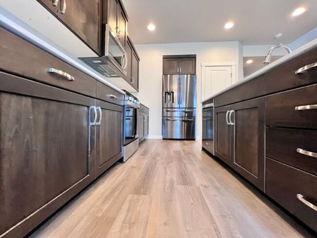 Building Photo - Beautiful Home in Meridian! Solar Power and Landscaping included.