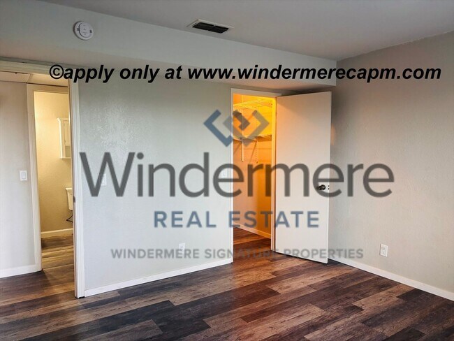 Building Photo - Modern Living at Tanglewood-Stylish First-Floor Condo!