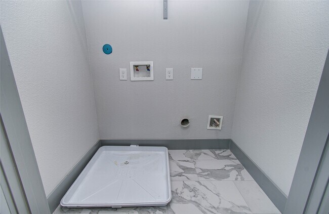 Building Photo - 835 S Victory Dr