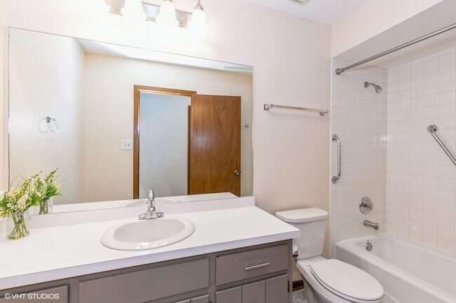 Building Photo - 14748 Sprucecreek Ln