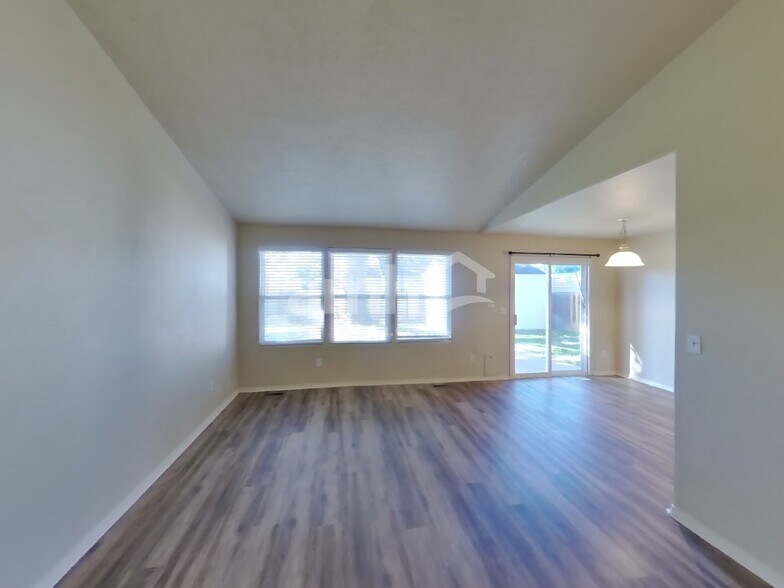 Building Photo - 585 N Katie Way