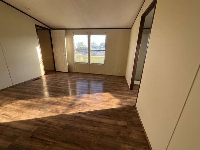 Building Photo - Charming 3-Bed, 2-Bath Retreat: Spacious 1216 Sq Ft Mobile Home in Peaceful Brazoria, TX!