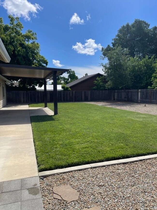 Building Photo - 3 Bedroom Home in Mistletoe Neighborhood