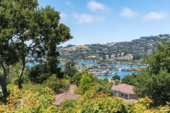 Building Photo - 125 Bayview Ave