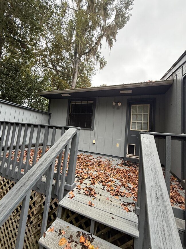 Building Photo - Well Kept 2/2 with Fenced in yard!