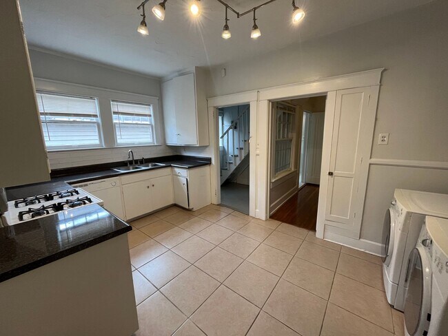 Building Photo - ENGLISH VILLAGE 21ST DUPLEX