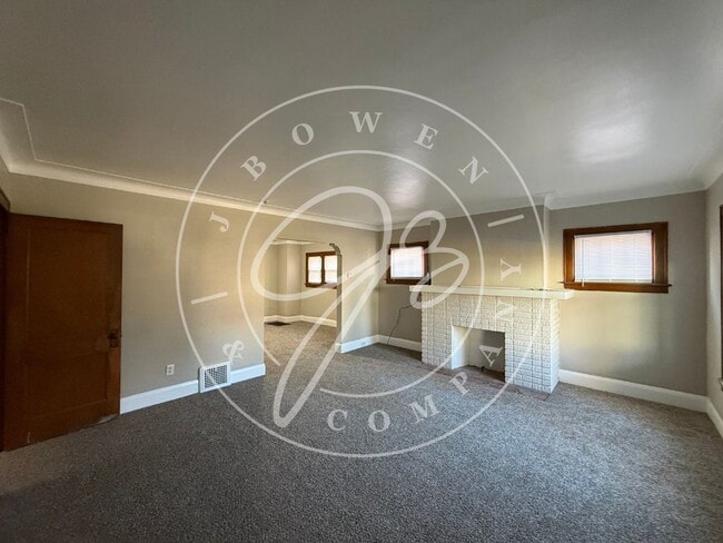 Building Photo - "Charming 2-Bed upper duplex in West Toledo.