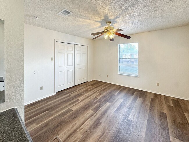 Building Photo - Modern Updates & Cozy Vibes Await!
