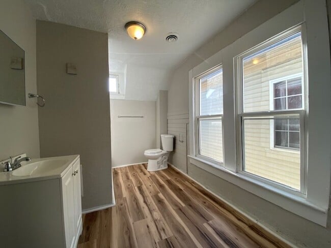 Building Photo - 2 bed 1 full bath and 1 half bath home for...