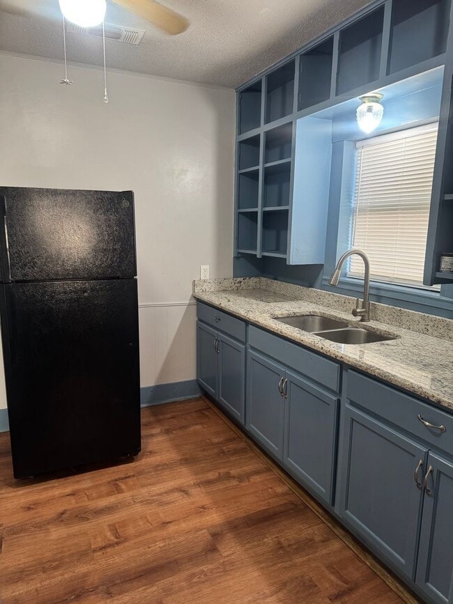 Building Photo - Adorable 2/1 !!! walking distance to the e...