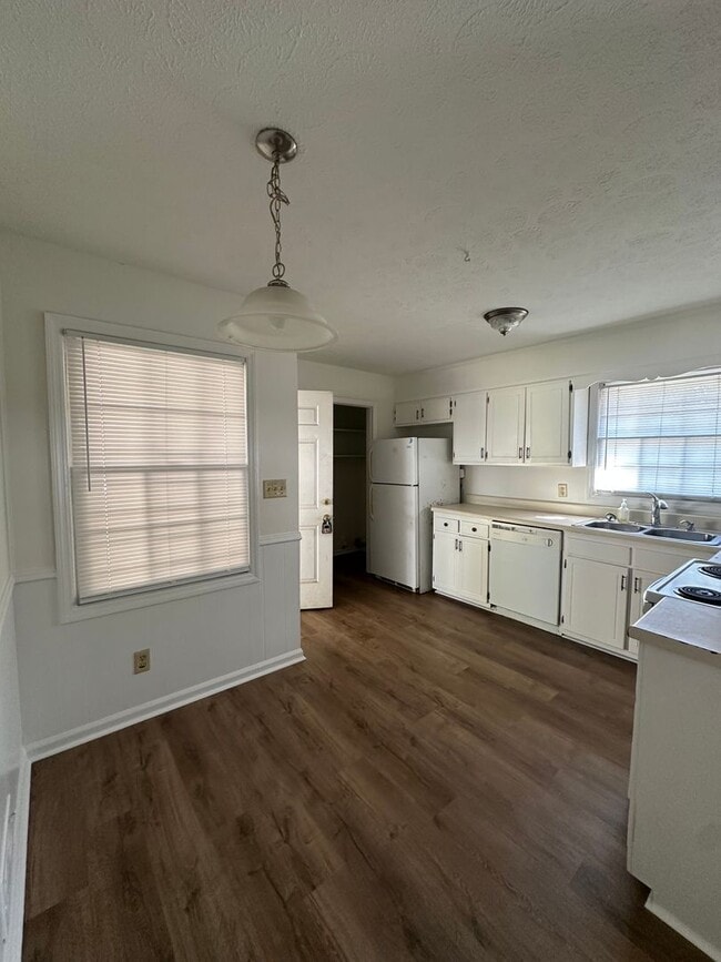 Building Photo - Move-in ready 3 bedroom, 2 bath brick home...