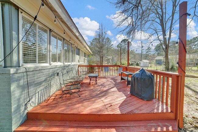Building Photo - 204 Woodside Dr